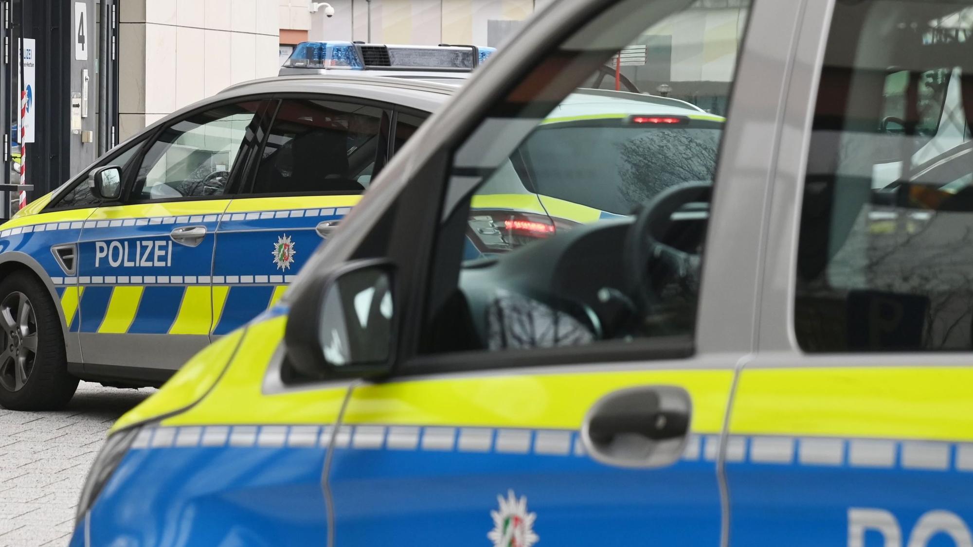 24.01.2022 Köln.
Polizeifahrzeuge vor der Wache Kalk auf dem Walter-Pauli-Ring.