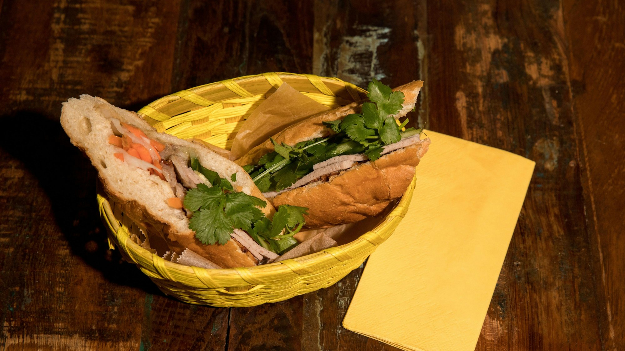 Bánh mì, serviert in einem Bast-Körbchen