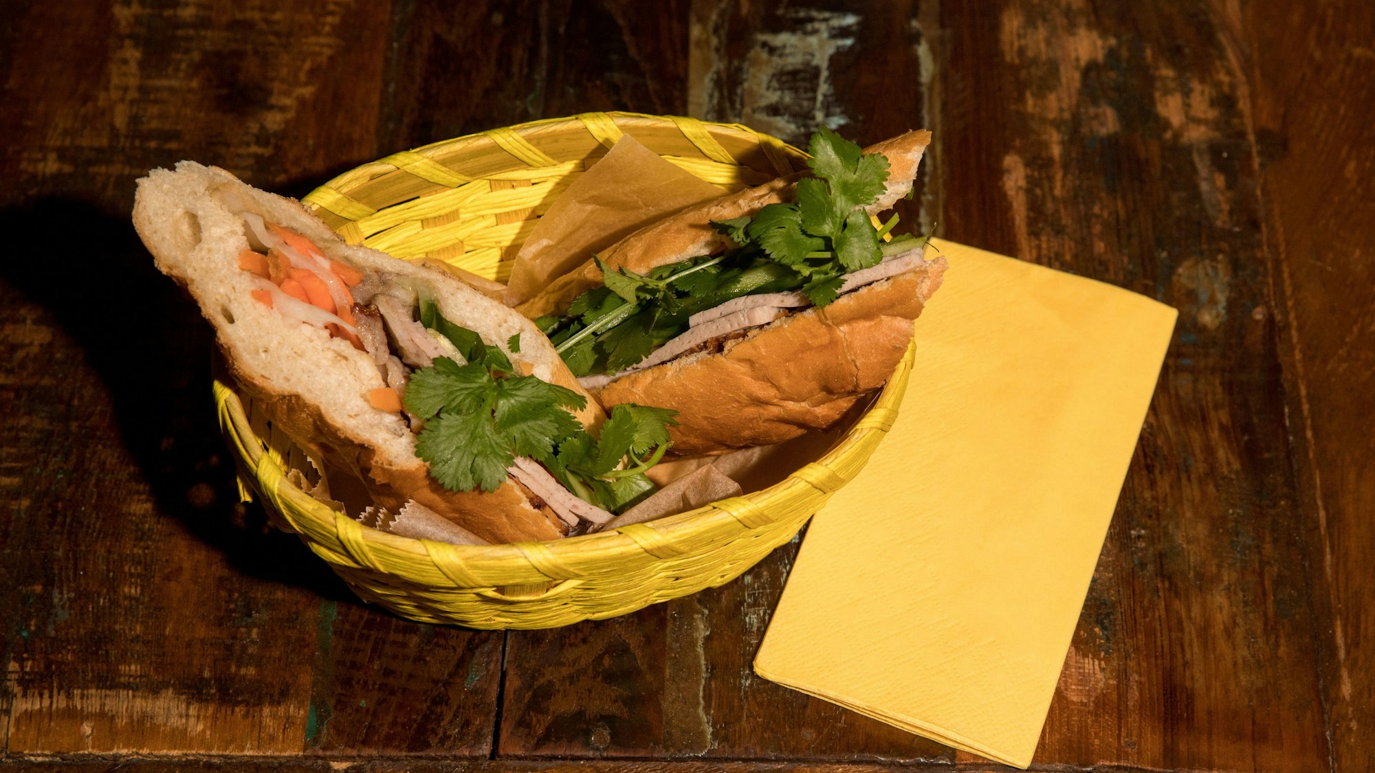 Bánh mì, serviert in einem Bast-Körbchen