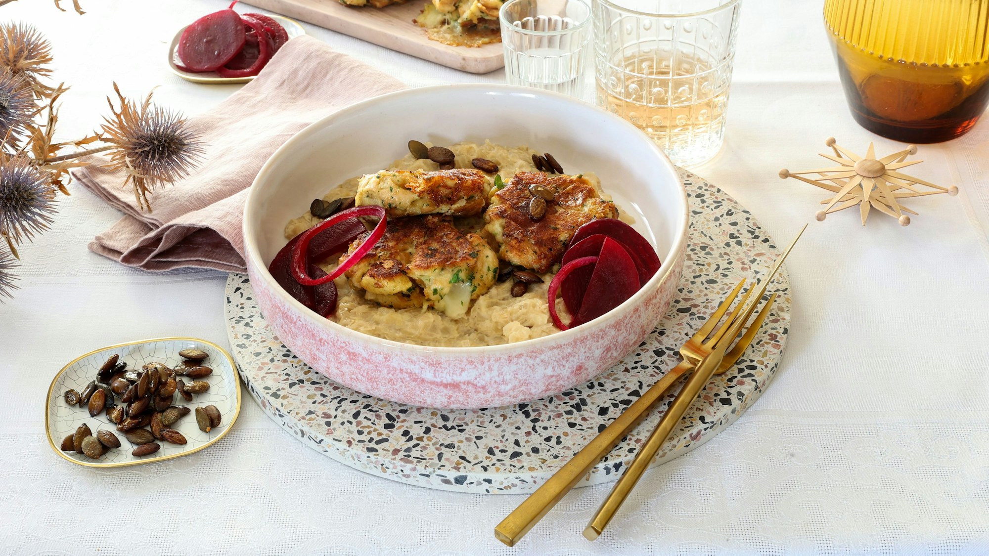 Schale mit der Hauptspeise auf einem weihnachtlich gedeckten Tisch