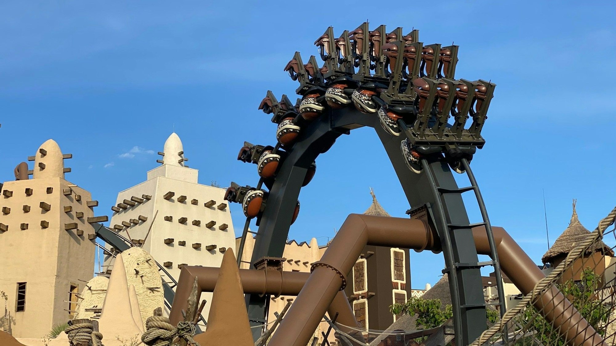 Blick auf die „Black Mamba“, dem Inverted Coaster im Herzen der Themenwelt „Deep in Africa“.