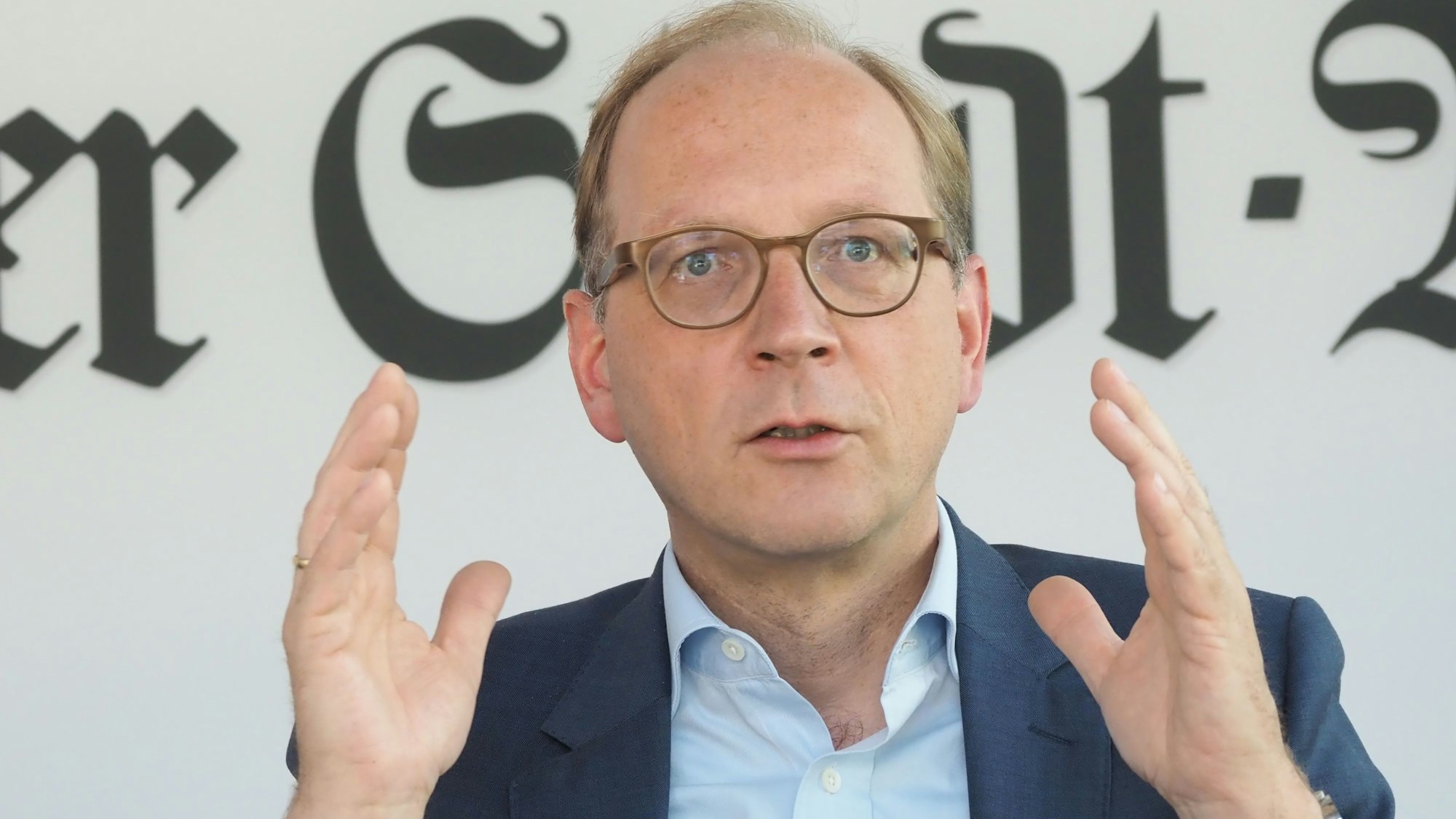 Timo von Lepel ist Geschäftsführer von Netcologne und auch der Stadtwerke Köln, dem Holding-Konzern für städtische Unternehmen. Er gestikuliert in die Kamera.