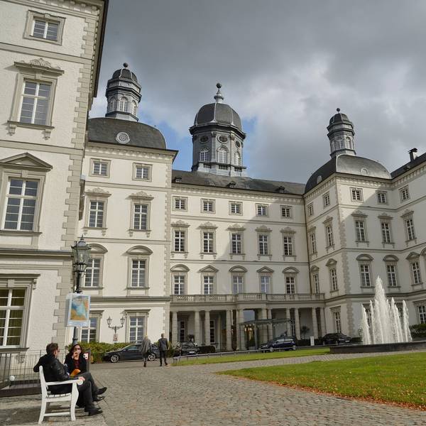 Das weiße Barockschloss Bensberg von unten fotografiert.