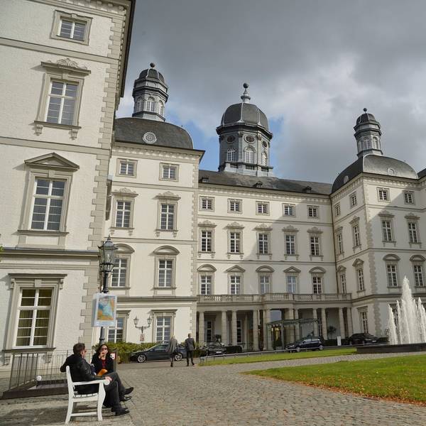 Das weiße Barockschloss Bensberg von unten fotografiert.
