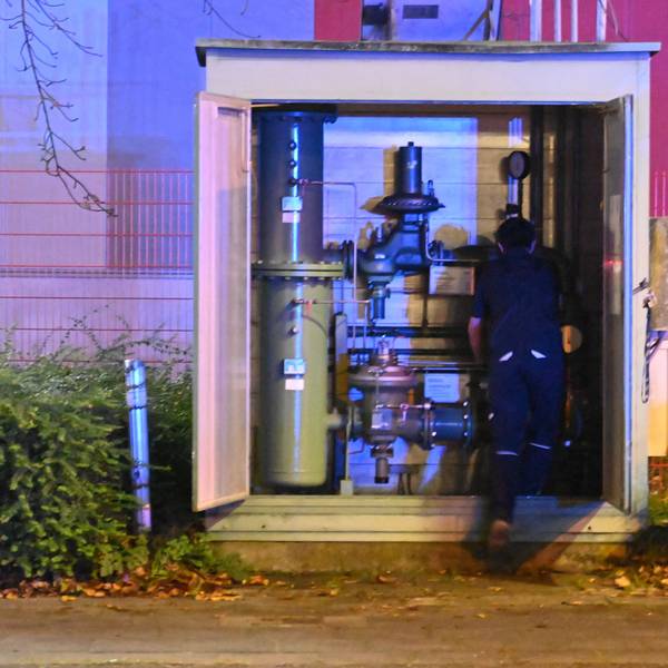 Ein Mitarbeiter des Gasversorgers versucht an der Übergabestatio im Frechener Gewerbegebiet, den Gasaustritt zu stoppen.