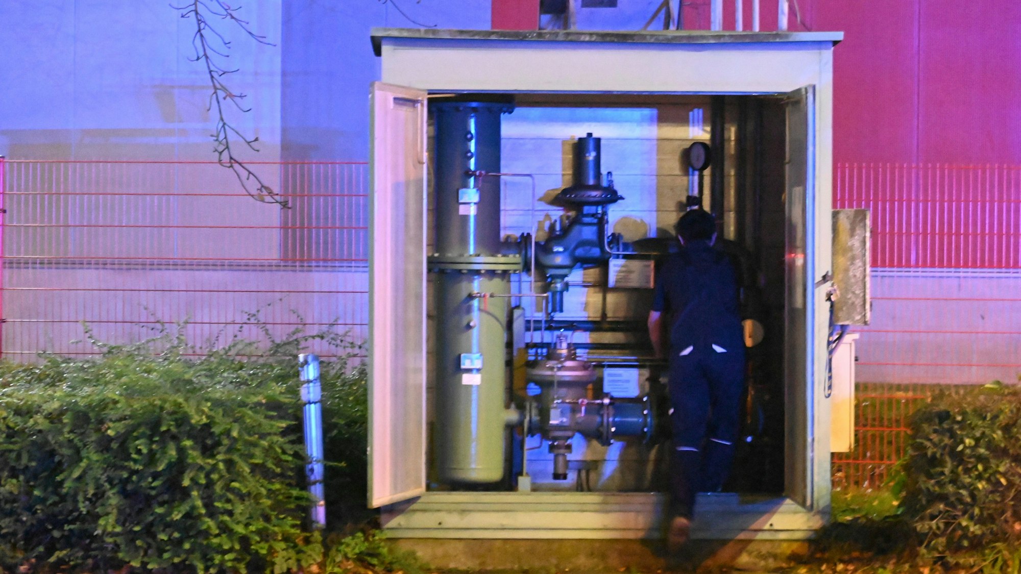 Ein Mitarbeiter des Gasversorgers versucht an der Übergabestatio im Frechener Gewerbegebiet, den Gasaustritt zu stoppen.