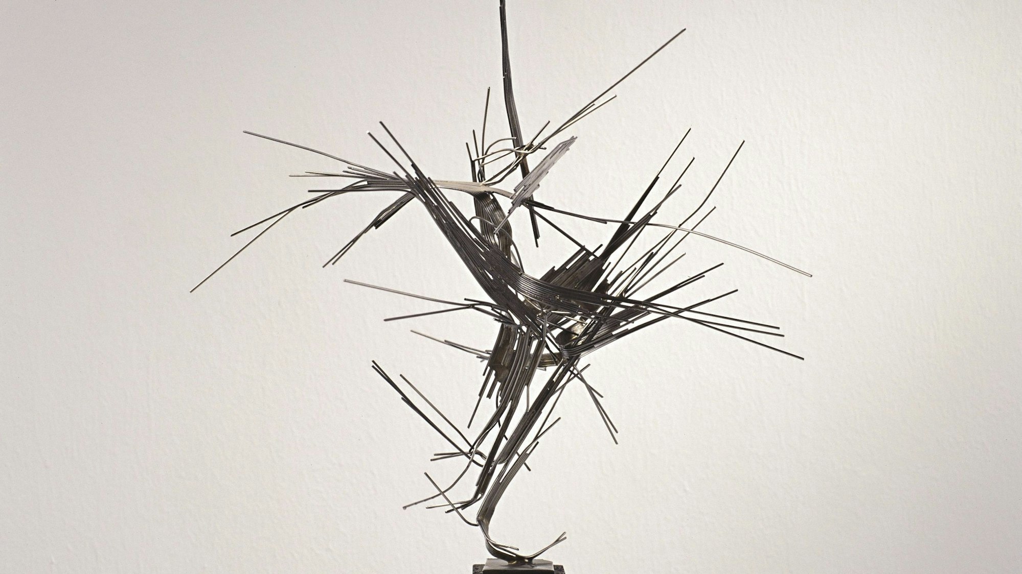 Eine struppige Raumplastik von Norbert Kricke, die entfernt an eine Fernsehantenne erinnert.