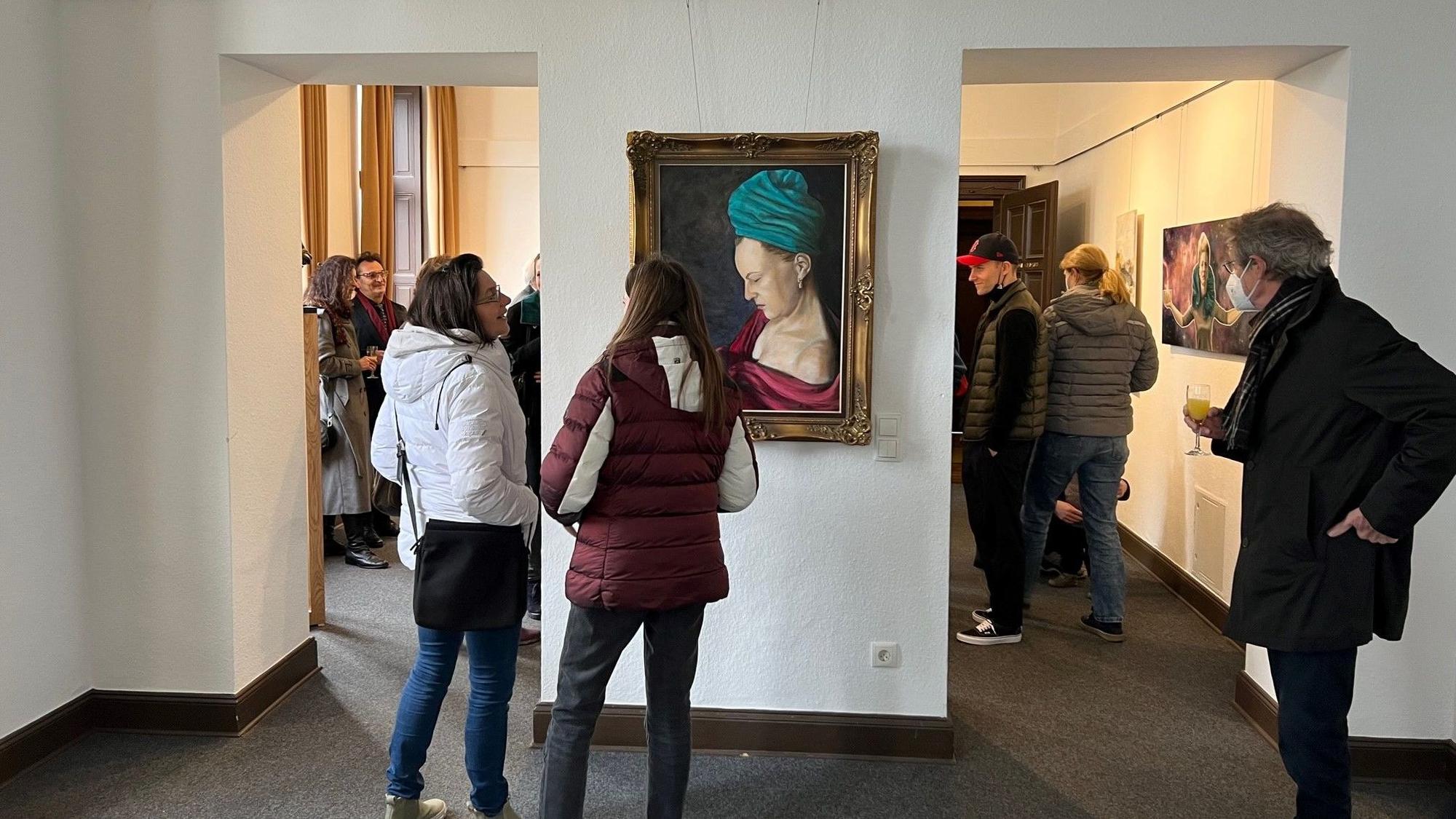 Besucherinnen und Besucher bei der 33. Jahresausstellung in Leichlingen.