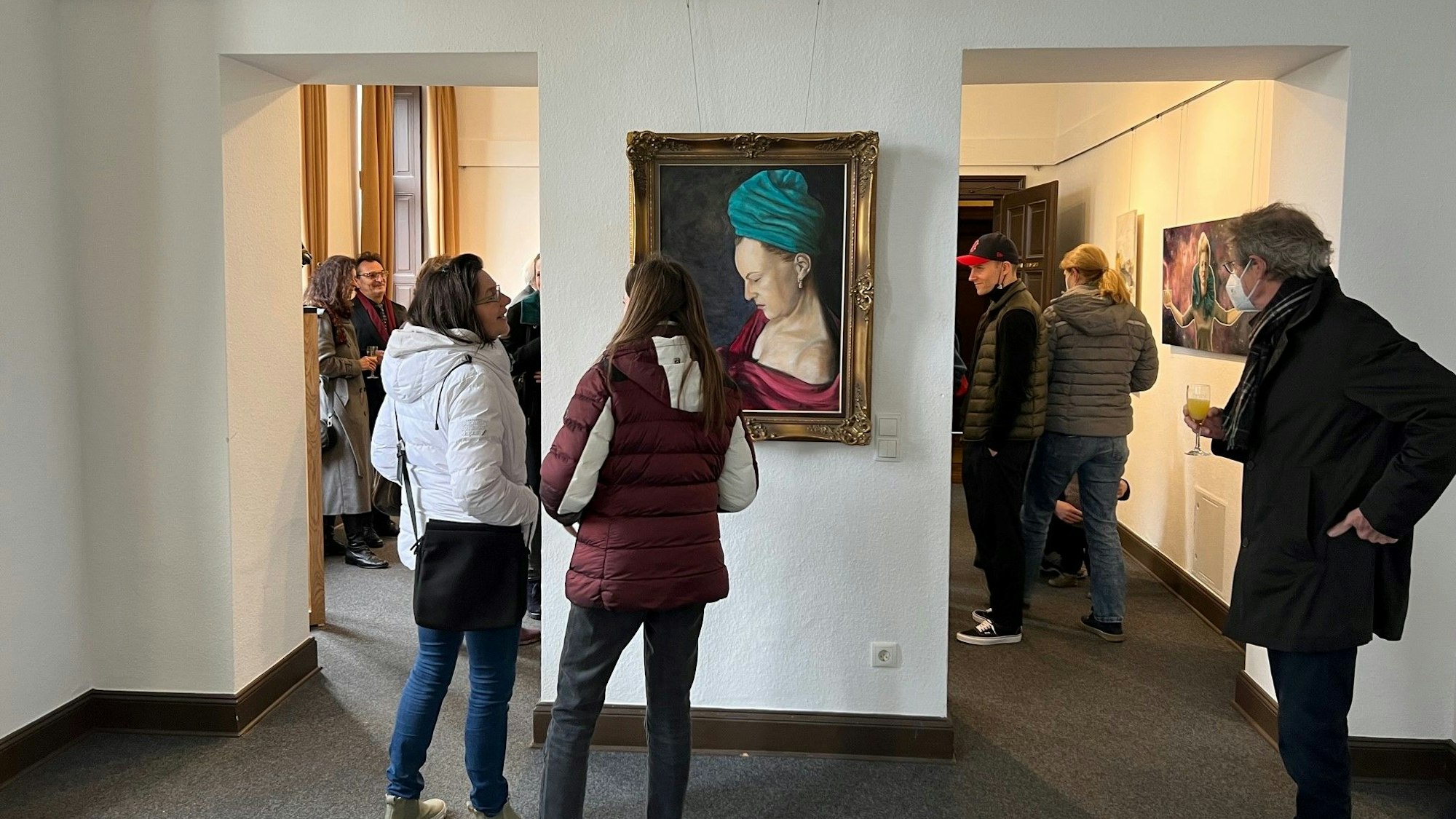 Besucherinnen und Besucher bei der 33. Jahresausstellung in Leichlingen.