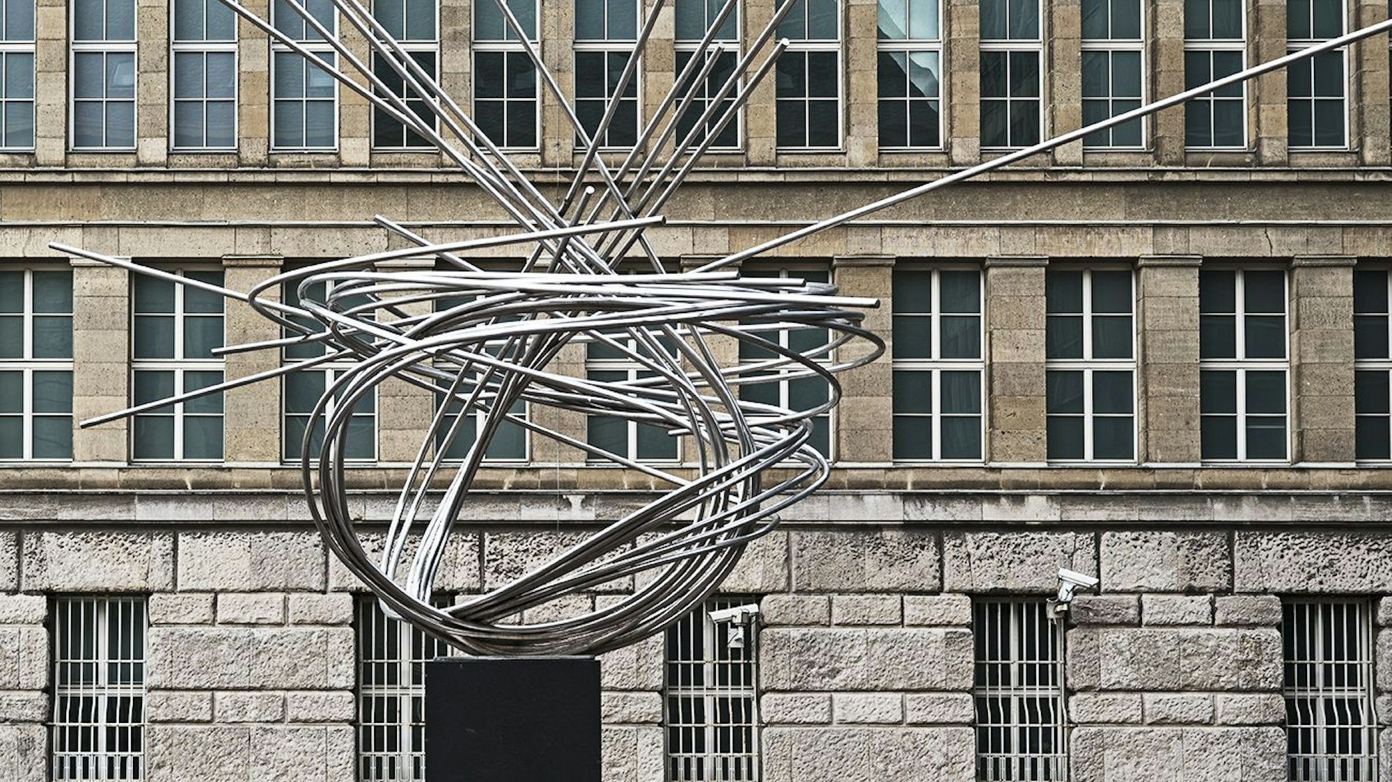 Die Skulptur „Große Mannesmann“ in Düsseldorf