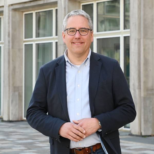 Das Bild zeigt SPD-Fraktionschef Christian Joisten vor dem Spanischen Bau in der Innenstadt.