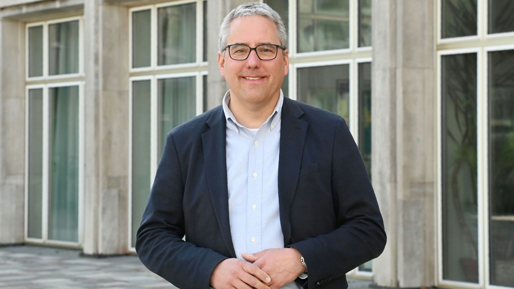 Das Bild zeigt SPD-Fraktionschef Christian Joisten vor dem Spanischen Bau.