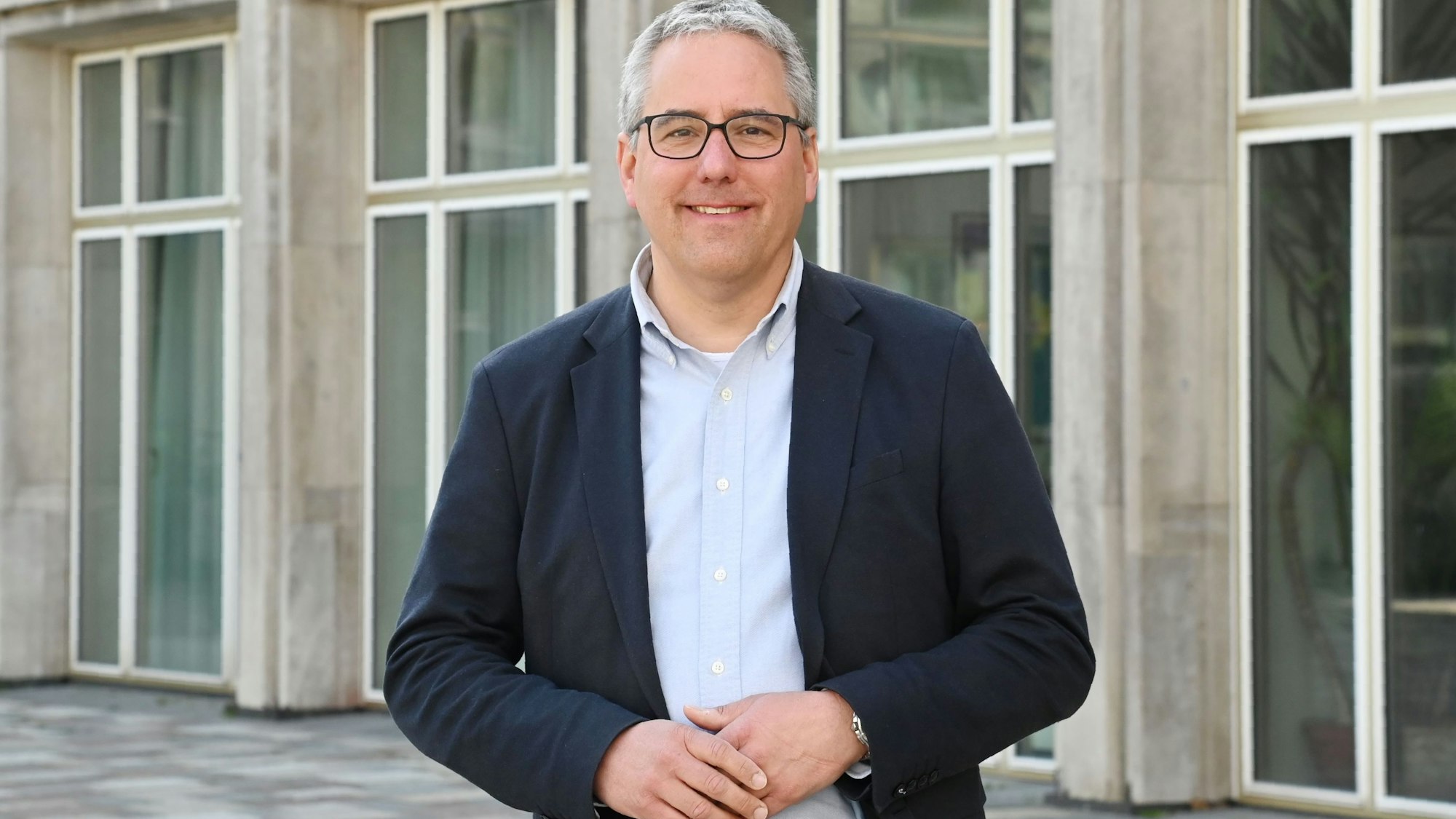 Das Bild zeigt SPD-Fraktionschef Christian Joisten vor dem Spanischen Bau in der Innenstadt.