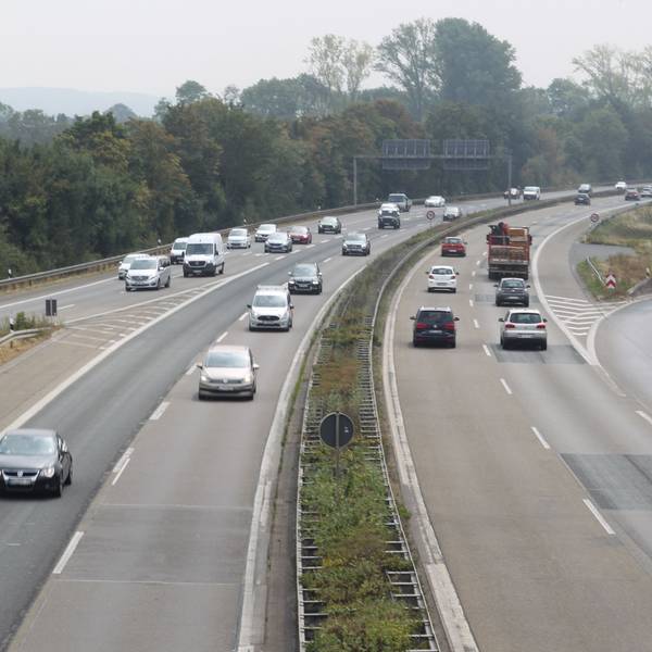 Blick auf die Autobahn vor dem Ausbau auf acht Spuren.