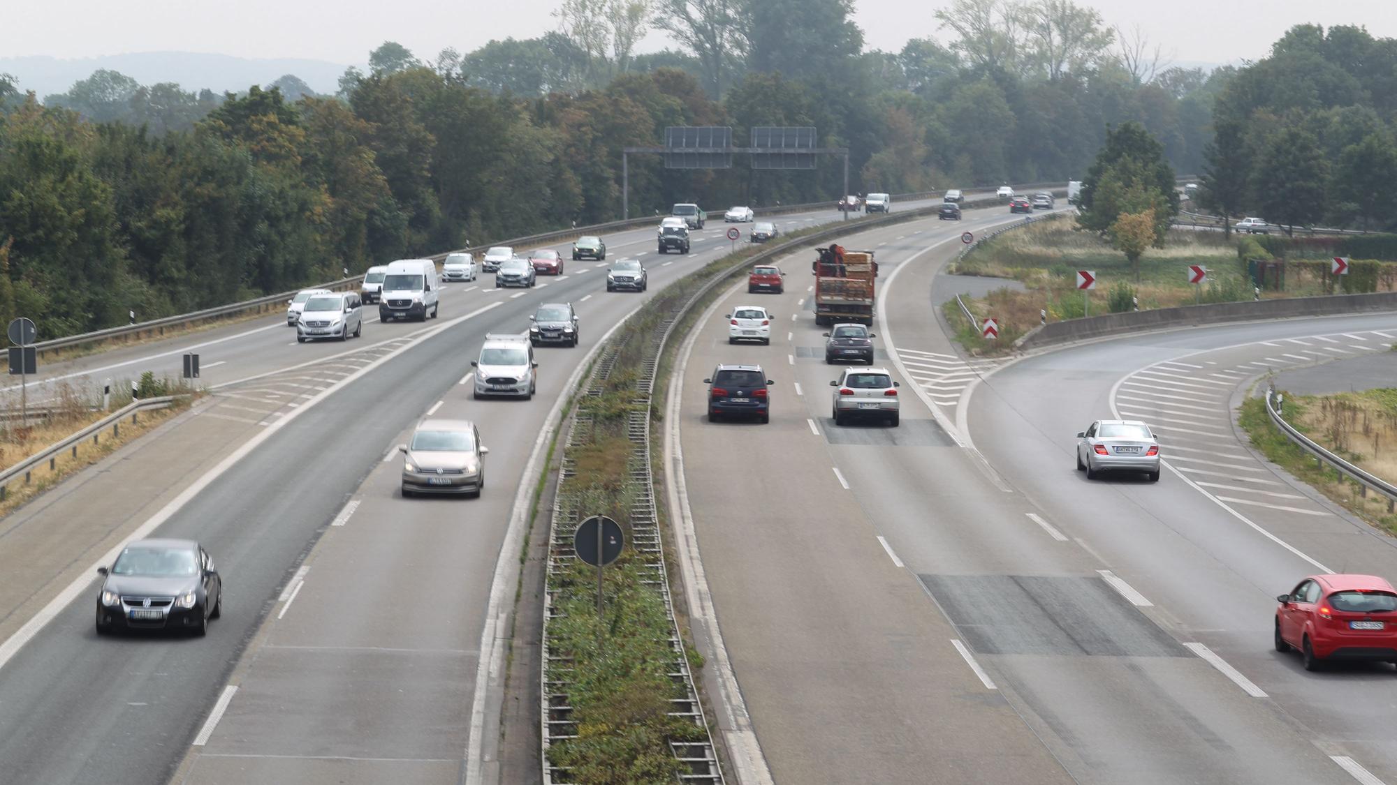 Autobahn durch Wald, 2 Spuren in jede Richtung.