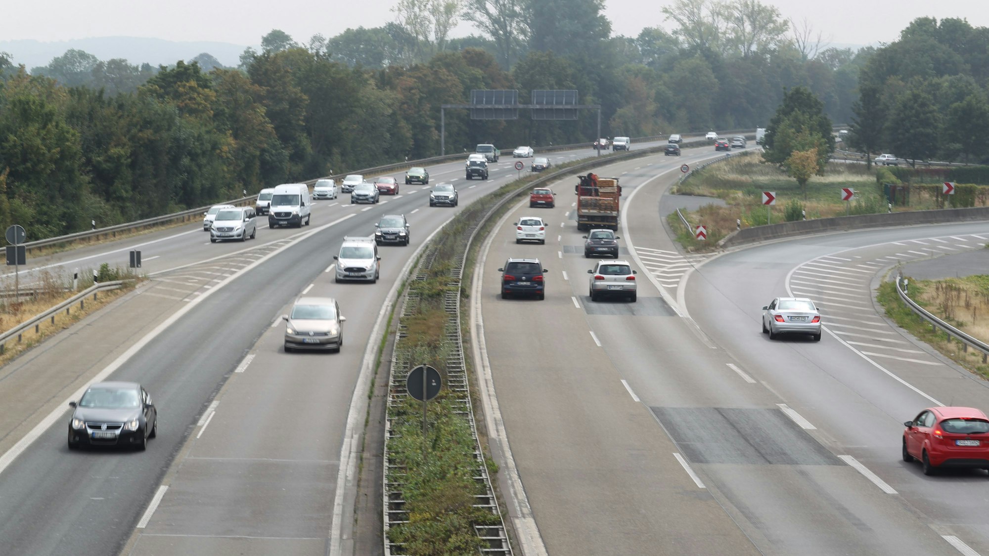 Autobahn durch Wald, 2 Spuren in jede Richtung.