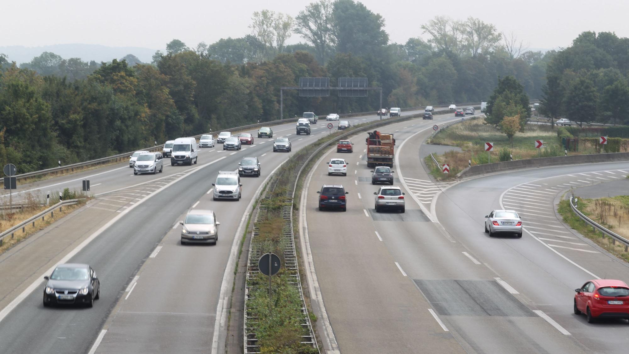 Blick auf die Autobahn vor dem Ausbau auf acht Spuren.