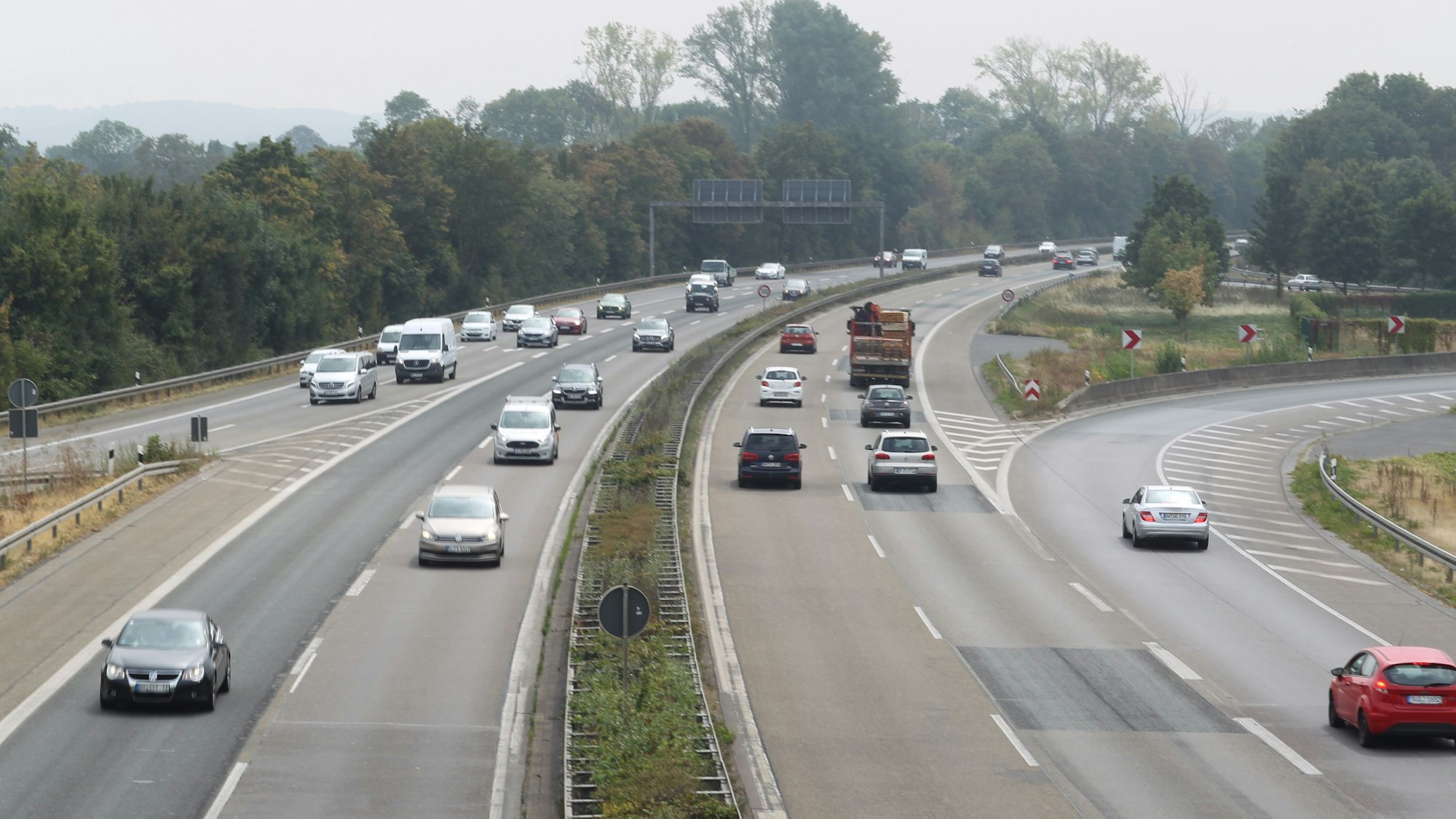 Blick auf die Autobahn vor dem Ausbau auf acht Spuren.
