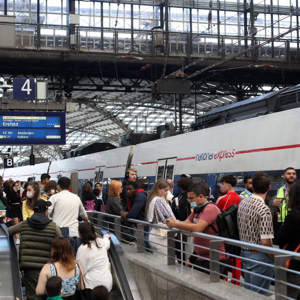 Pendleralltag in NRW: Auf dem vollen Bahnsteig im Kölner Hauptbahnhof warten Reisende auf den nächsten Regionalzug.