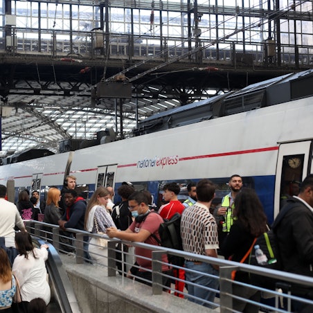 Pendleralltag in NRW: Auf dem vollen Bahnsteig im Kölner Hauptbahnhof warten Reisende auf den nächsten Regionalzug.