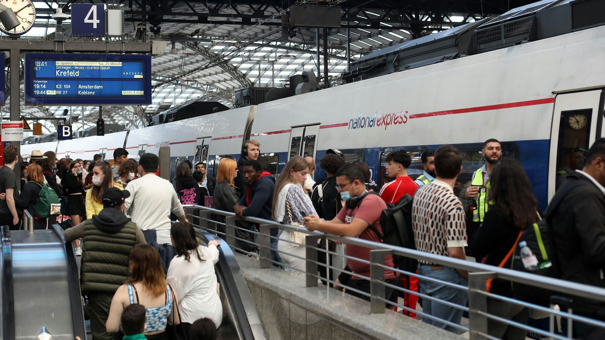 Pendleralltag in NRW: Auf dem vollen Bahnsteig im Kölner Hauptbahnhof warten Reisende auf den nächsten Regionalzug.