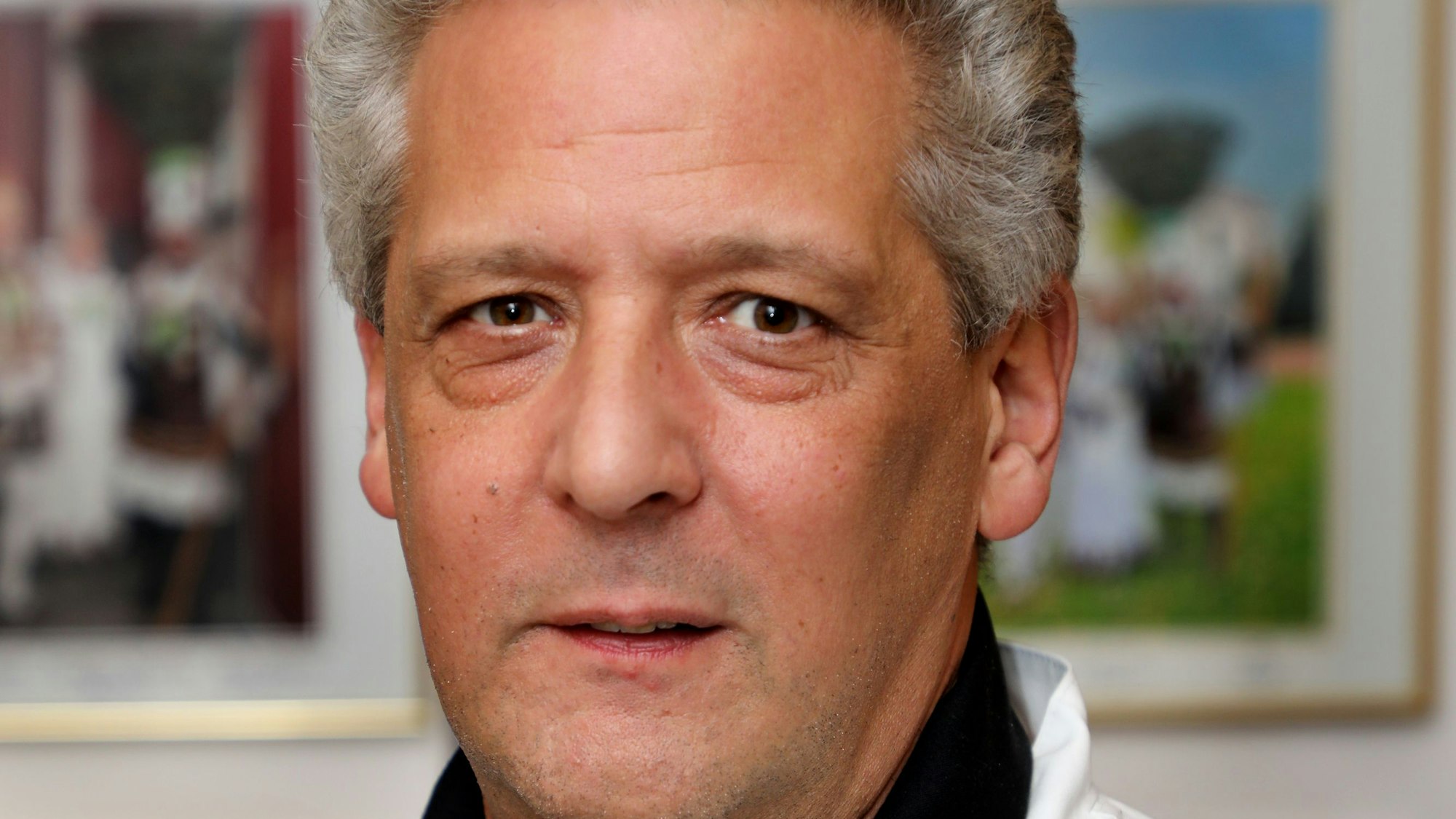 Udo Güldenberg, Betreiber des Gronauer Wirtshauses in Bergisch Gladbach, steht in seiner Kochjacke vor der Kamera.