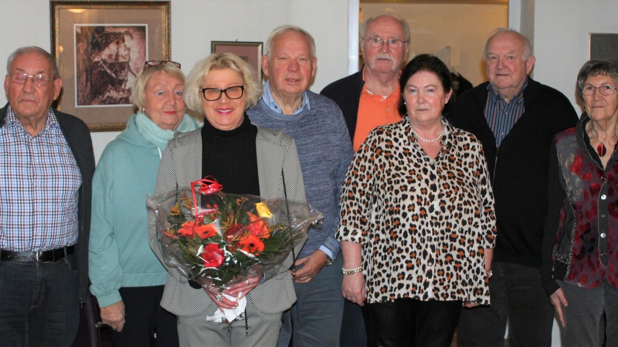 Ein Gruppenfoto der ehemaligen Mitarbeiter der Firma Kabelmetal in Windeck.