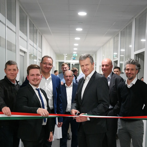 Wuppermann-Chef Johannes Nonn durchtrennt ein Band und weiht das neue Forschungs- und Entwicklungszentrum in Ungarn ein.