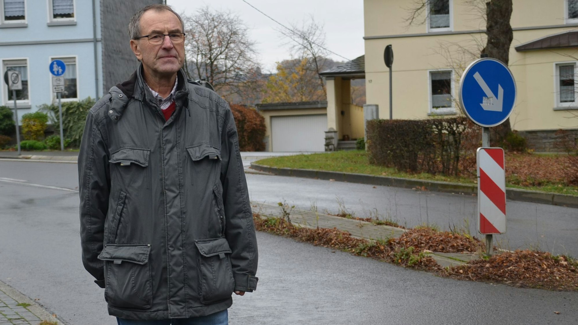 Der Anwohner Peter Treskatsch steht am Rand der Homburger Straße.