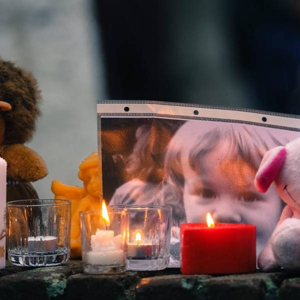 Kerzen, Stofftiere und ein Bild der ermordeten Lea Sofie sind auf einer Mauer am Pariser Platz in Chorweiler aufgestellt worden