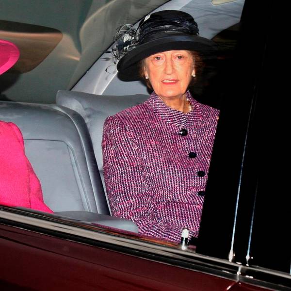 Die britische Königin Elizabeth II. (links) und ihre damalige Hofdame Lady Susan Hussey bei der Ankunft in der St. Mary Magdalene Church auf dem königlichen Anwesen in Sandringham in Norfolk, England, 23. Januar 2011.