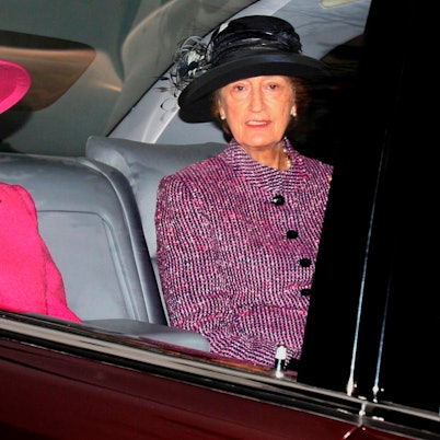 Die britische Königin Elizabeth II. (links) und ihre damalige Hofdame Lady Susan Hussey bei der Ankunft in der St. Mary Magdalene Church auf dem königlichen Anwesen in Sandringham in Norfolk, England, 23. Januar 2011.