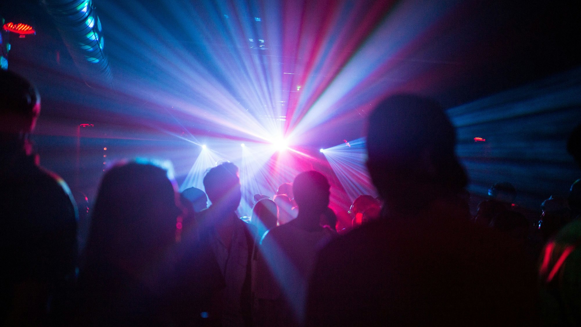 Menschen feiern in einer Disco.