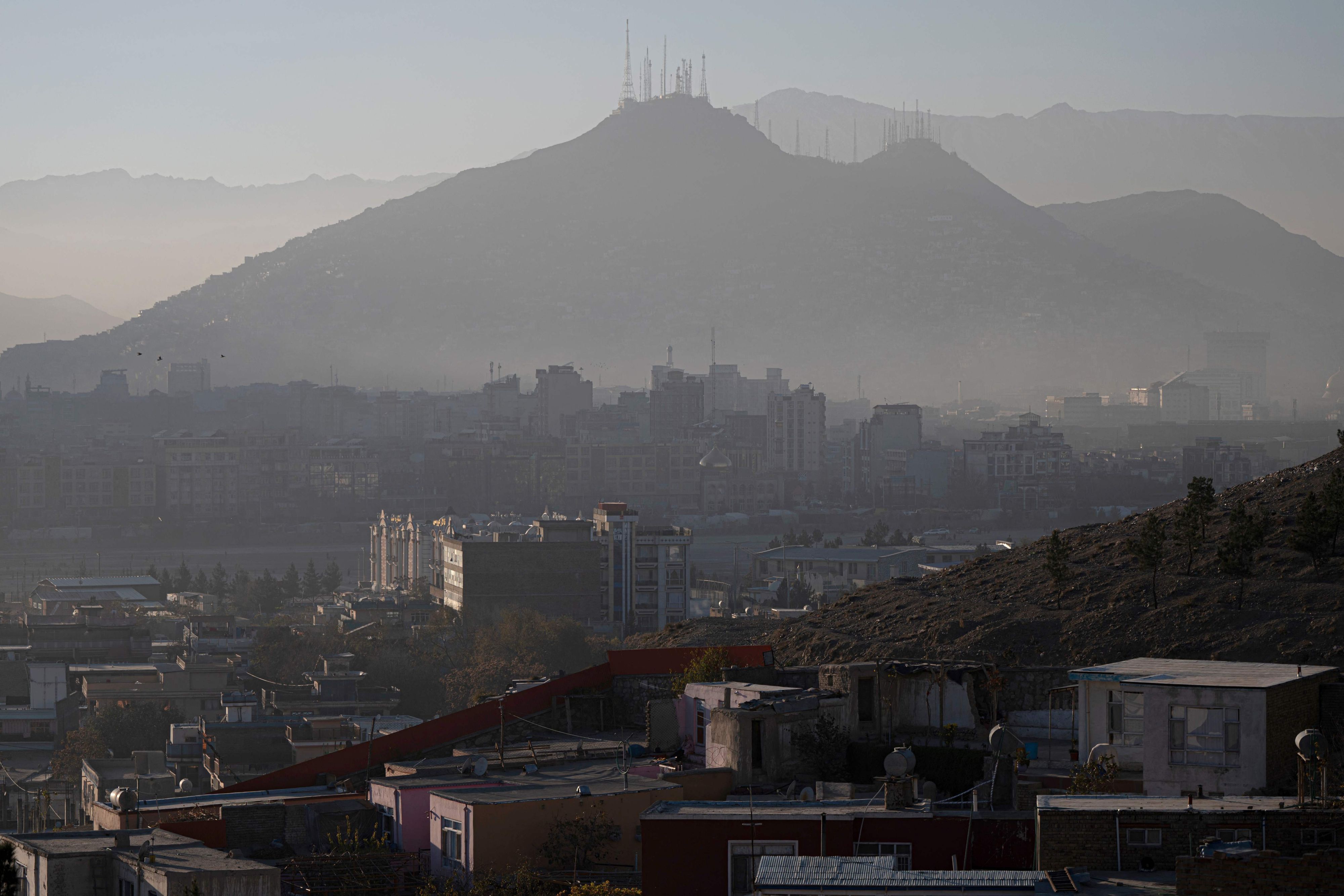 Blick über die afghanische Hauptstadt Kabul, im Hintergrund sind Berge zu sehen.