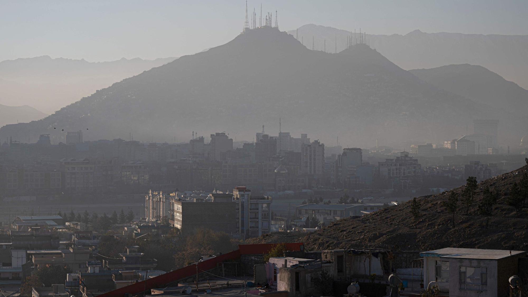Blick über die afghanische Hauptstadt Kabul, im Hintergrund sind Berge zu sehen.