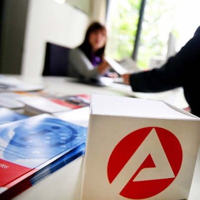 Eine Mitarbeiterin der Bundesagentur für Arbeit in Düsseldorf berät eine Kundin.