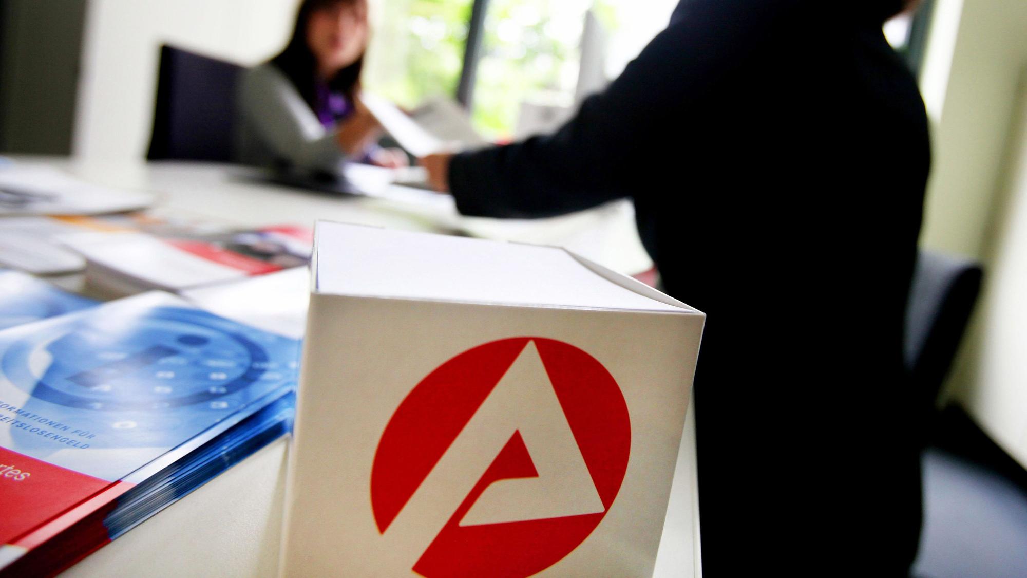 Eine Mitarbeiterin der Bundesagentur für Arbeit in Düsseldorf berät eine Kundin.