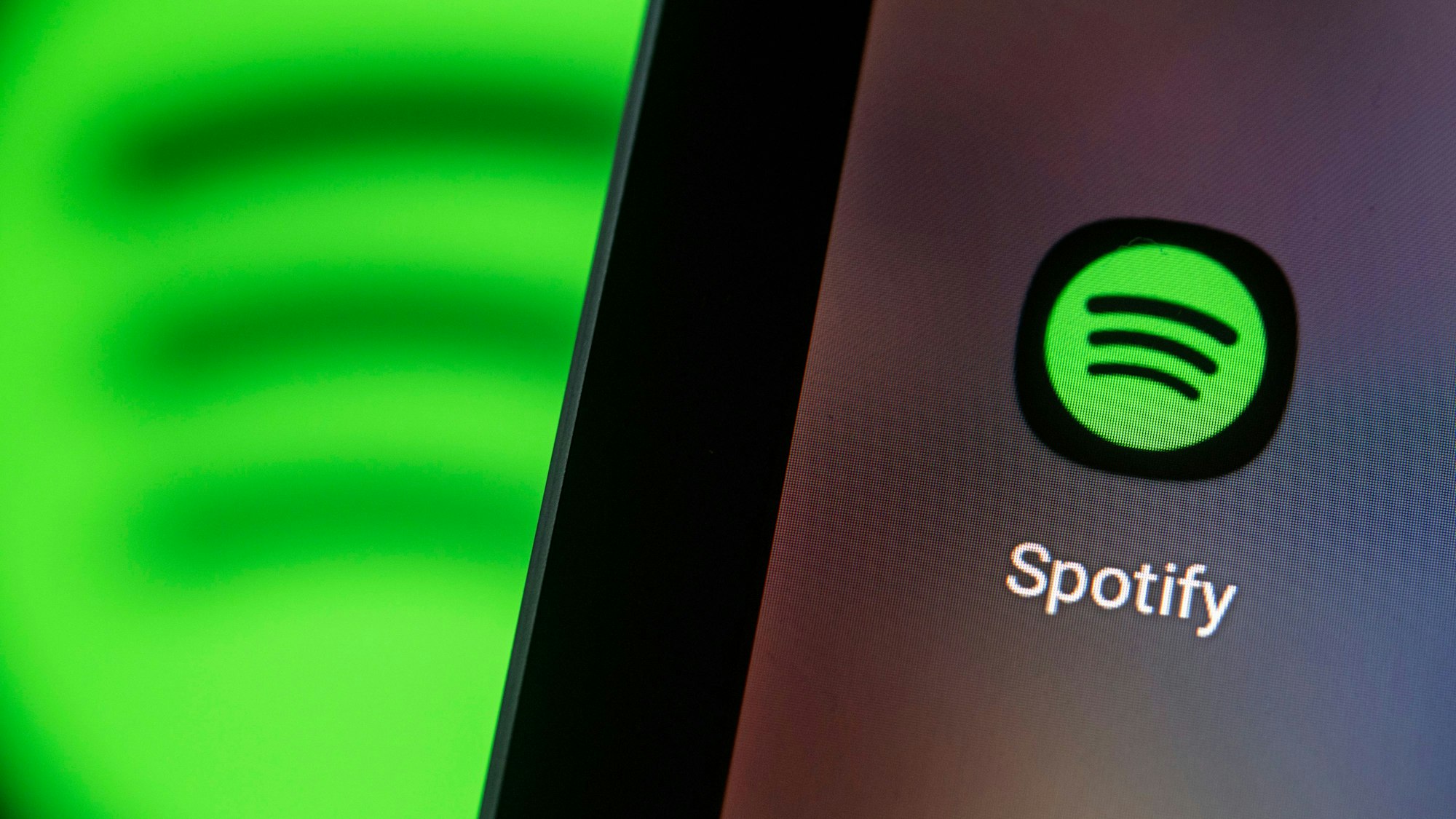 Das Logo der Spotify-App ist auf dem Bildschirm eines Smartphones zu sehen.