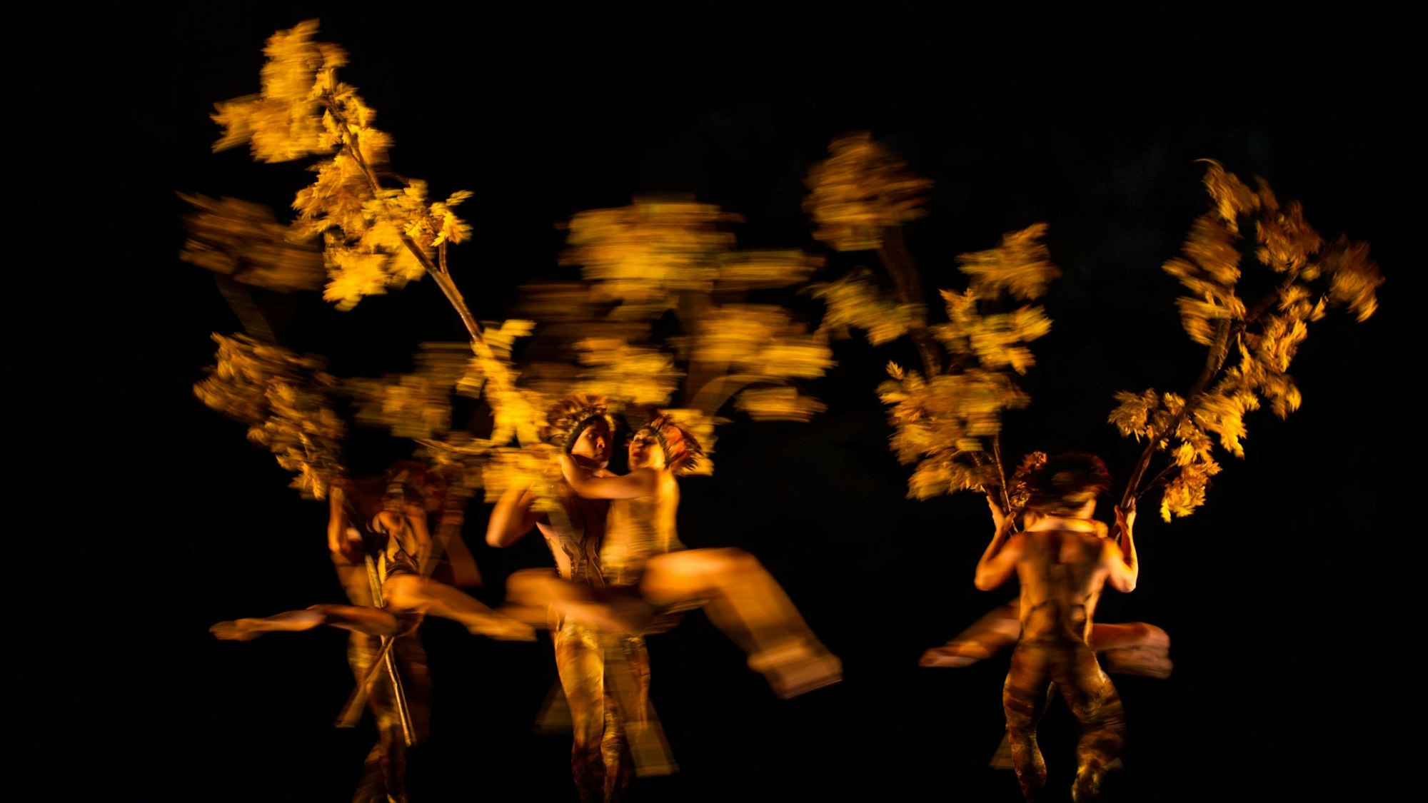 Mitglieder der Modern Dance Company Momix tanzen die Szene ‚Trees‘.
