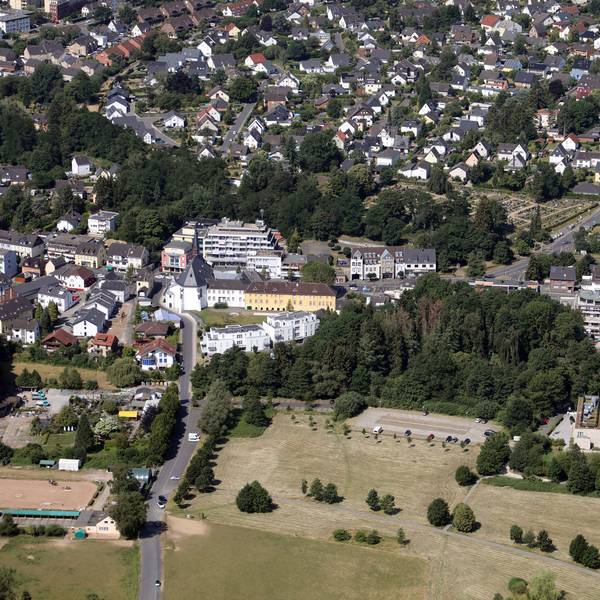 Ein Blick auf das Rösrather Stadtzentrum aus der Luft.