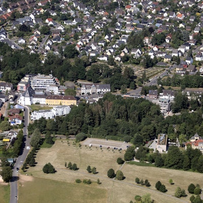Ein Blick auf das Rösrather Stadtzentrum aus der Luft.