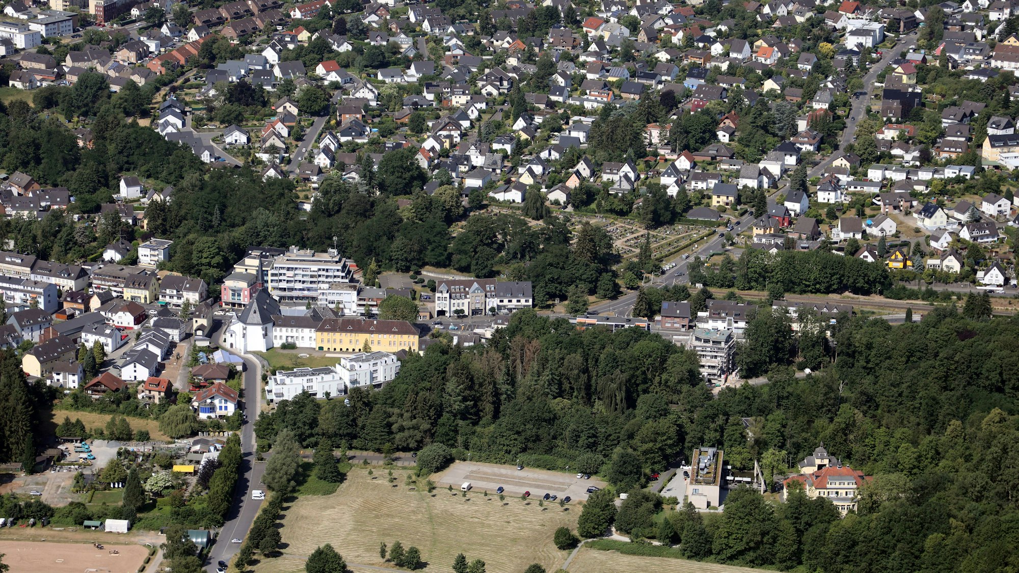 Ein Blick auf das Rösrather Stadtzentrum aus der Luft.