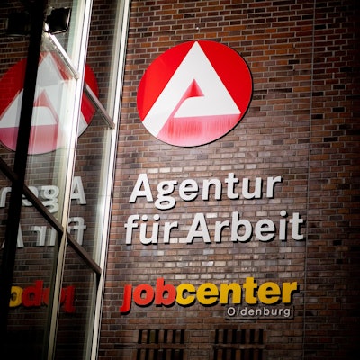 Der Schriftzug „Agentur für Arbeit“ hängt am Gebäude der Bundesagentur für Arbeit.
