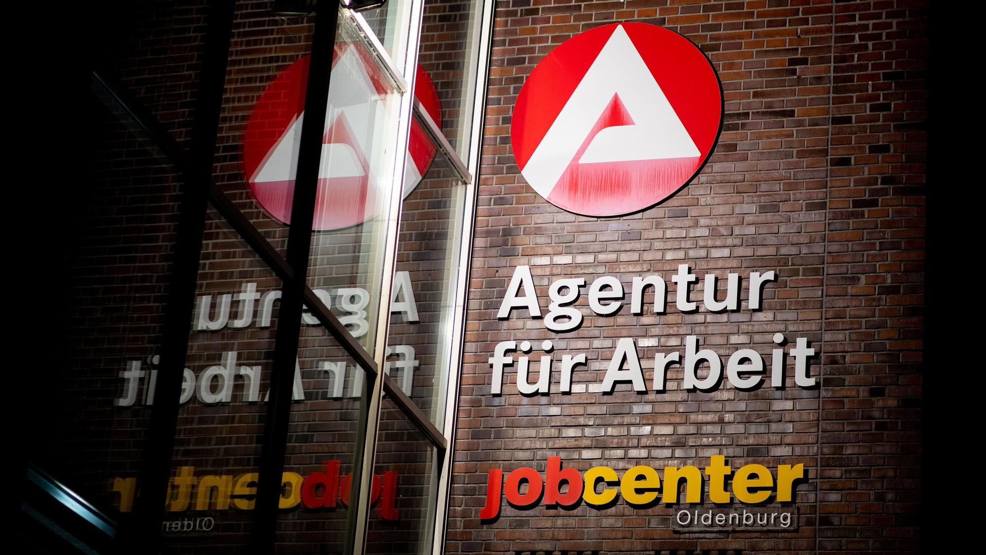 Der Schriftzug „Agentur für Arbeit“ hängt am Gebäude der Bundesagentur für Arbeit.