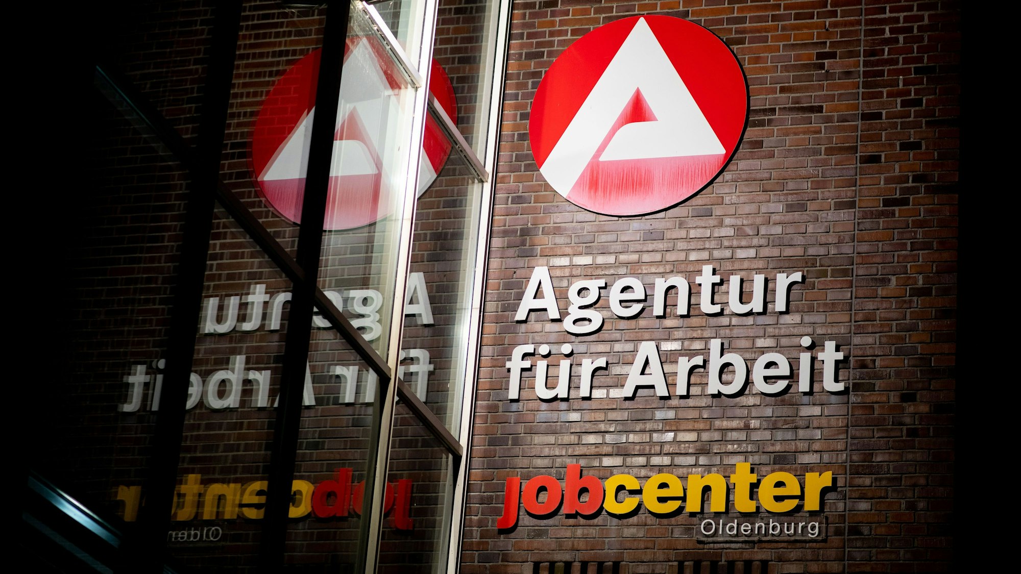 Der Schriftzug „Agentur für Arbeit“ hängt am Gebäude der Bundesagentur für Arbeit.