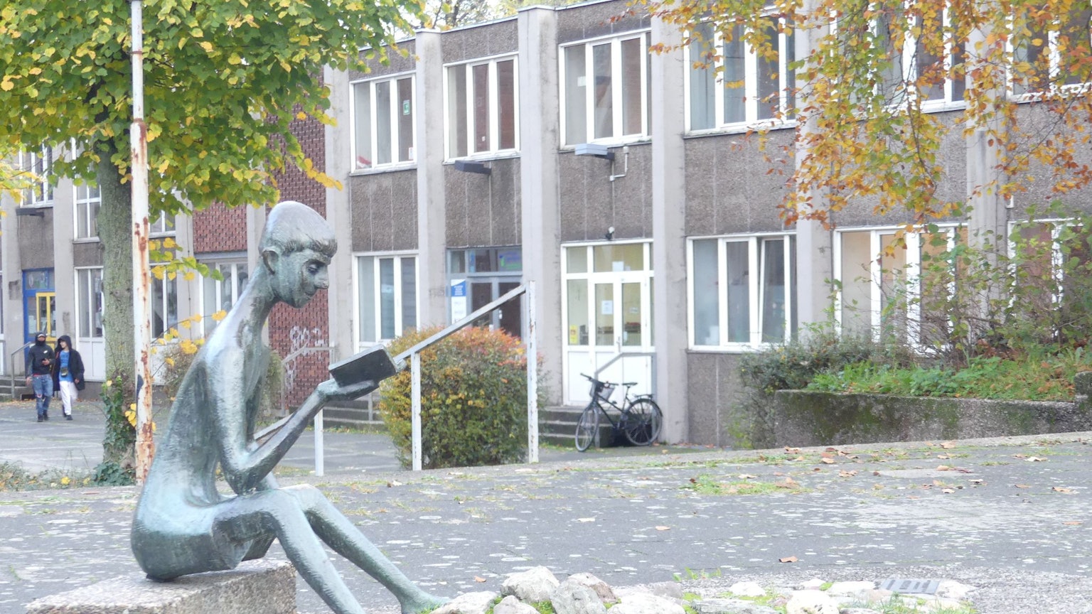 Das Gebäude des Nonni-Clubs mit dem Nonni-Brunnen im Vordergrund.