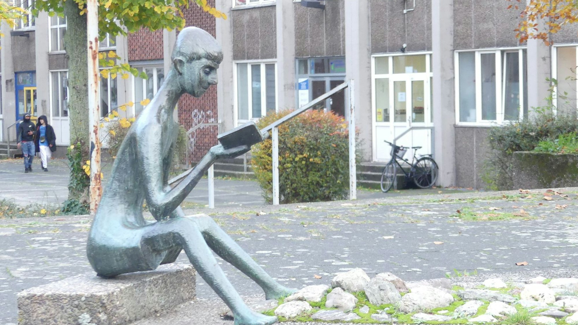 Das Gebäude des Nonni-Clubs mit dem Nonni-Brunnen im Vordergrund.
