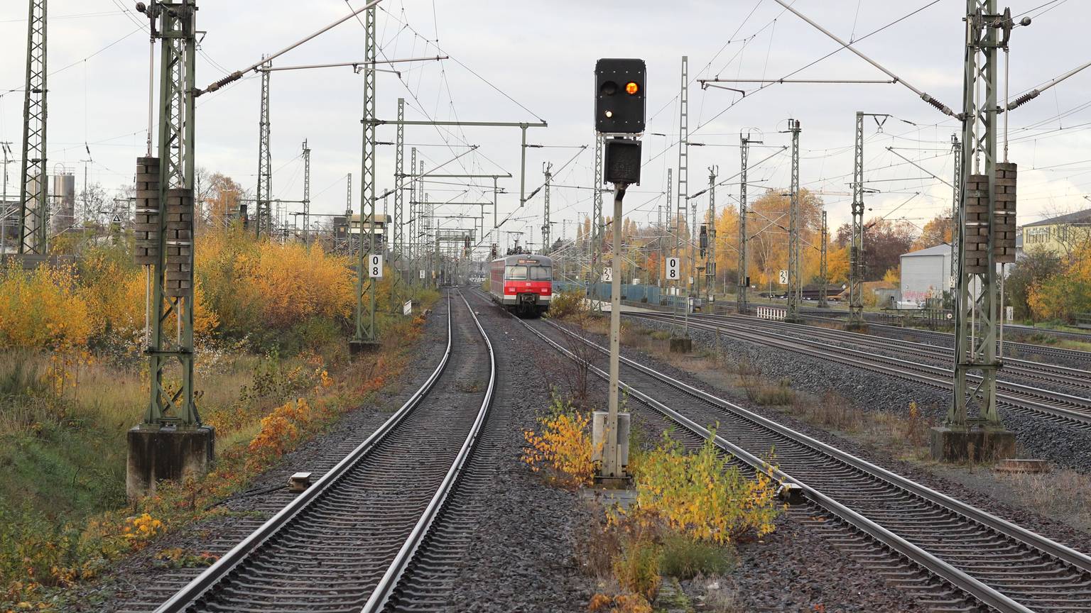 Der Blick vom Troisdorfer Bahnhof von Gleis sechs in Richtung Norden nach Köln zweigt nebeneinander die Gleisstränge von Fern- und Nahverkehrsstrecken.