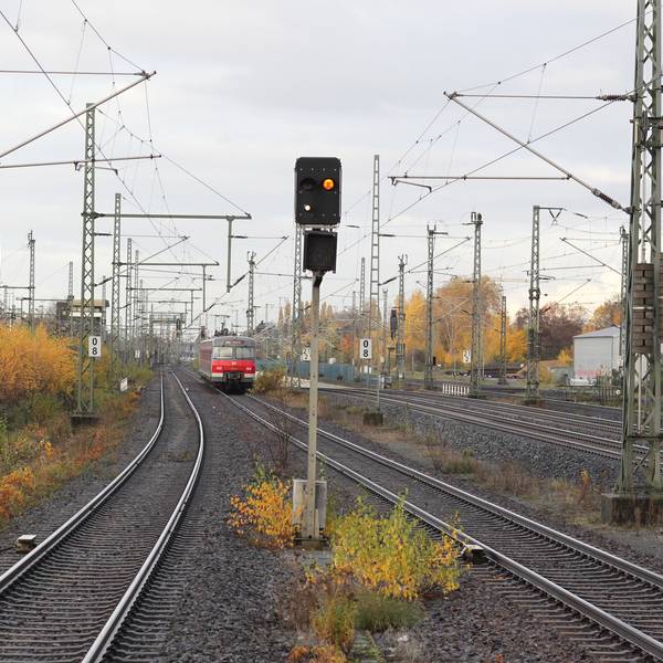 Der Blick vom Troisdorfer Bahnhof von Gleis sechs in Richtung Norden nach Köln zweigt nebeneinander die Gleisstränge von Fern- und Nahverkehrsstrecken.