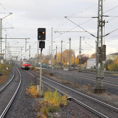 Eine Bahn fährt über ein Netz aus Gleisen